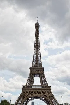 Eiffel Tower in Paris Under Cloudy Sky Foto stock