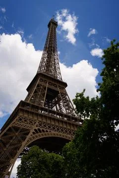 Eiffel tower reaching blue sky in paris Stock-Fotos