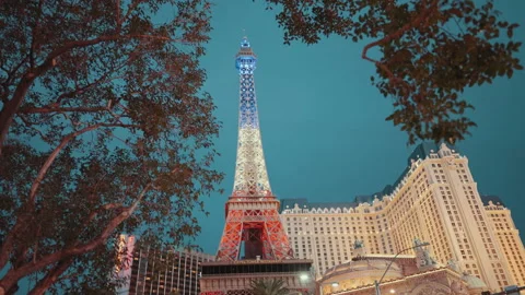 Eiffel Tower replica framed by trees at dusk in Las Vegas 스톡 동영상 347836296