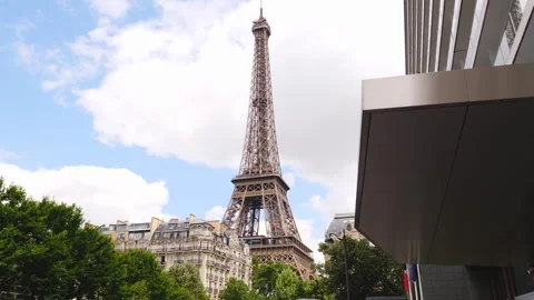 Eiffel Tower rises above block of apartments in Paris, France Vídeo Stock 260696154