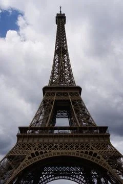 Eiffel tower rising against cloudy paris sky Stock-Fotos