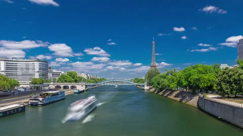 Eiffel tower at the river Seine timelapse hyperlapse from bridge in Paris Video stock 141984360