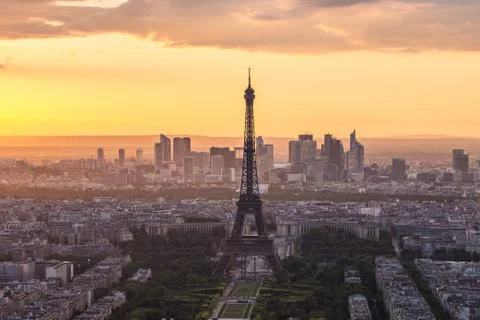 Eiffel Tower rooftop view with at sunset in Paris, France Fotos de archivo
