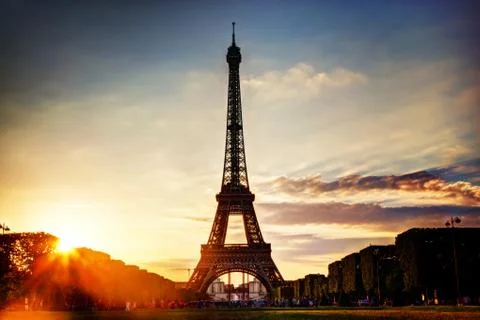 Eiffel tower seen from champ de mars at sunset, paris, france 스톡 사진