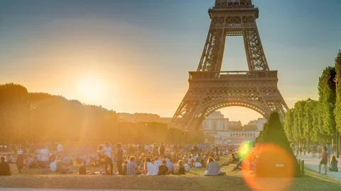 Eiffel Tower seen from Champ de Mars at sunset timelapse, Paris, France Foto stock