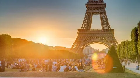 Eiffel Tower seen from Champ de Mars at sunset timelapse, Paris, France 스톡 사진