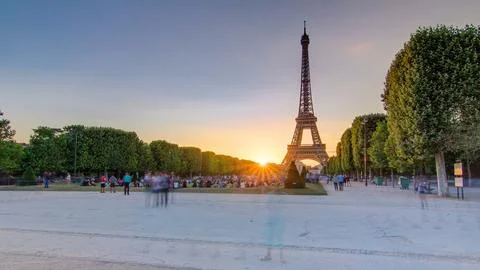 Eiffel Tower seen from Champ de Mars at sunset timelapse, Paris, France Foto stock