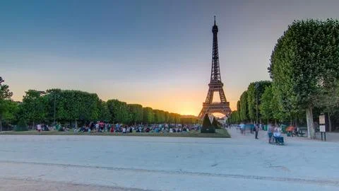 Eiffel Tower seen from Champ de Mars at sunset timelapse, Paris, France Stock-Fotos