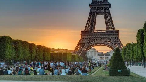 Eiffel Tower seen from Champ de Mars at sunset timelapse, Paris, France Foto stock