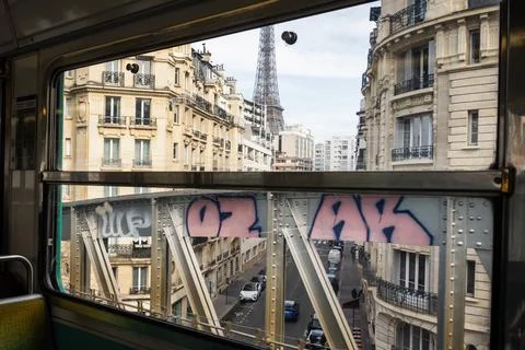 The Eiffel Tower seen from an elevated train of the Paris Metro in Paris Foto stock