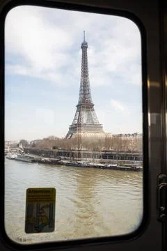 The Eiffel Tower seen from an elevated train of the Paris Metro in Paris Foto stock