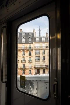 The Eiffel Tower seen from an elevated train of the Paris Metro in Paris Foto stock