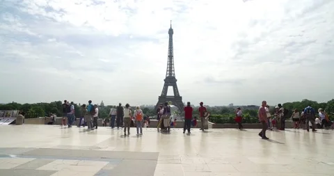Eiffel Tower seen from Esplanade du Trocadero in Paris, France with tourists. Stock Footage 156605407