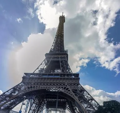 Eiffel Tower seen from its base next to the Seine River in Paris. Foto stock