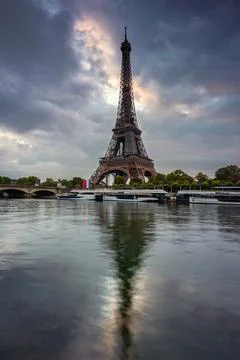 Eiffel Tower by the Seine River in Paris at sunrise. France Stock-Fotos