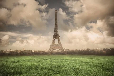 Eiffel Tower is standing in flat design park, with green lawn, city skyline Stockfoto's