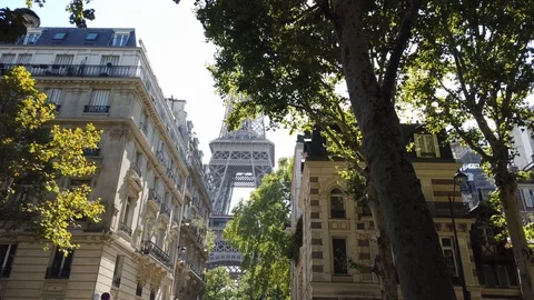 Eiffel Tower in the streets of Paris Video stock 113513636