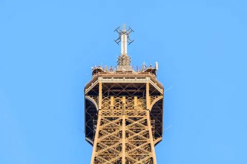 Eiffel Tower summit against clear blue sky Stockfoto's