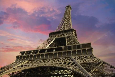 Eiffel Tower at Sunset against a Cloudy Sky Foto stock