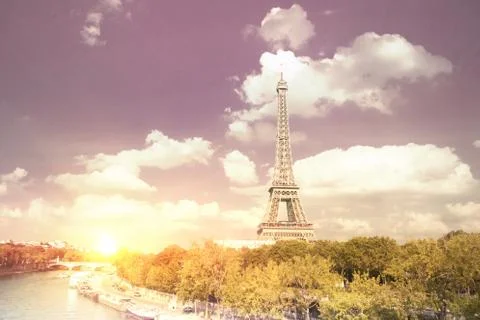 Eiffel tower sunset with clouds. Foto stock