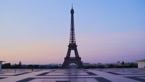 Eiffel tower at sunset orange blue sky in Paris during the summer. Haussmanian Vídeos de archivo 119357372