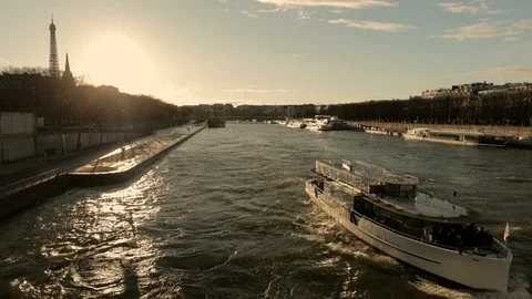Eiffel Tower at sunset over seine river in Paris Video stock 128279301