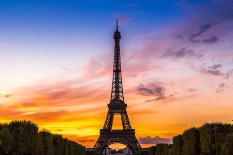 Eiffel Tower at sunset in Paris Foto stock