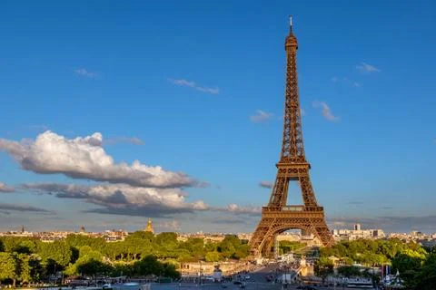 Eiffel Tower in the Sunset Rays of the Sun France. Paris. Eiffel Tower in ... Stock-Fotos