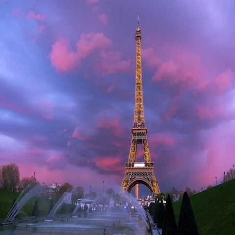 The Eiffel tower on a sunset with spectacular sky Stockbeeldmateriaal 69378429