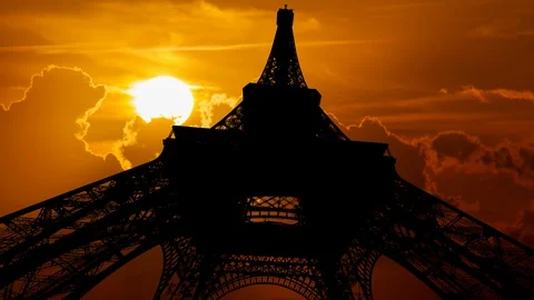 The Eiffel Tower at Sunset in Time Lapse with Sun and Red Clouds. Paris Franc Video stock 101676935