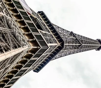 The Eiffel Tower is a tall, thin structure with a pointed top 스톡 사진