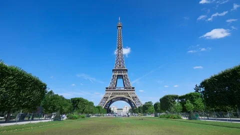 Eiffel tower time lapse, sunny summer day with blue sky in Paris Video stock 124204056