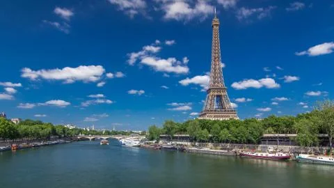 The Eiffel tower timelapse hyperlapse from bridge over the river Seine in Par Fotos Stock