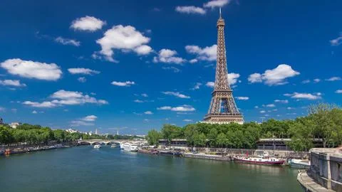The Eiffel tower timelapse hyperlapse from bridge over the river Seine in Par Fotos Stock