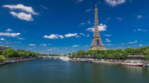 The Eiffel tower timelapse hyperlapse from bridge over the river Seine in Par Stockfoto's