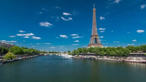 The Eiffel tower timelapse hyperlapse from bridge over the river Seine in Par Fotos Stock