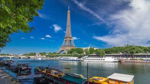 The Eiffel tower timelapse hyperlapse from waterfront at the river Seine in.. Stockfoto's