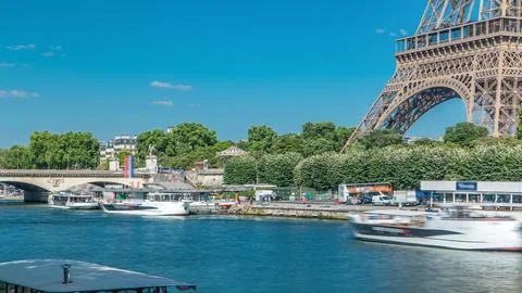 The Eiffel tower timelapse from waterfront at the river Seine in Paris Foto stock