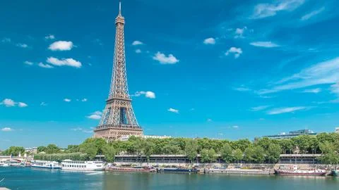 The Eiffel tower timelapse from waterfront at the river Seine in Paris Stock-Fotos
