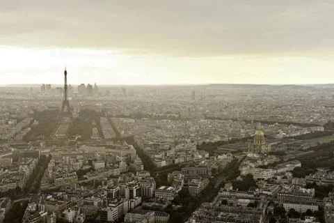 Eiffel tower (Tour Eiffel) in Paris at atmospheric dusk Eiffel tower in Pa... 스톡 사진