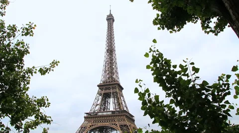 Eiffel tower tracking shot Paris Stockbeeldmateriaal 40336307