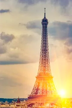 The Eiffel tower under sun light / Sunrise In Paris Stockfoto's