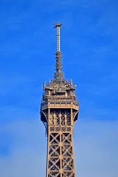Eiffel tower with upper antenna and microwave radio transmitter, Paris, France. Stock-Fotos