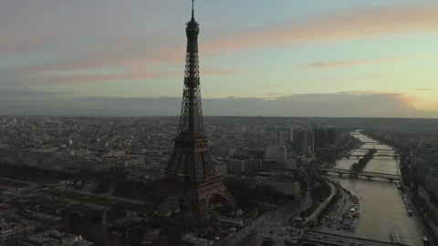 Eiffel Tower View from Above over the City at Dusk 库存影片 330993122