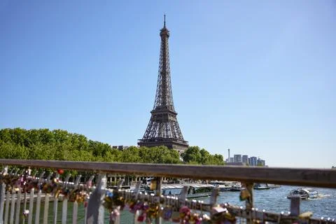 Eiffel Tower view behind love locks in Paris 스톡 사진
