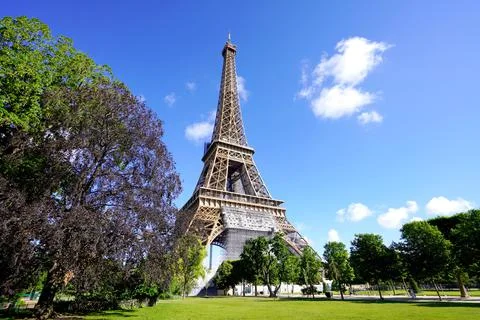 The Eiffel Tower view from the Champ de Mars, Paris, France 스톡 사진