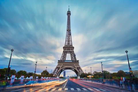 Eiffel tower view during the twilight, long exposure image with cloud and lig Foto stock