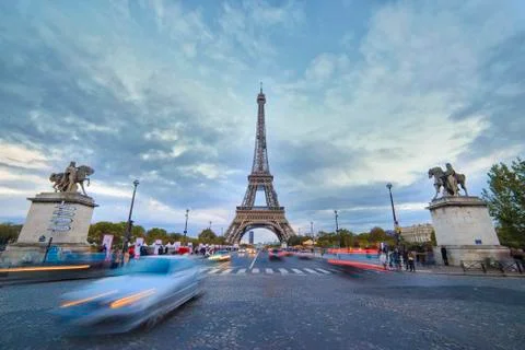 Eiffel tower view during the twilight, long exposure image with cloud and lig Stockfoto's