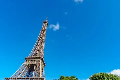 The Eiffel tower wide angle over blue sky Fotos Stock