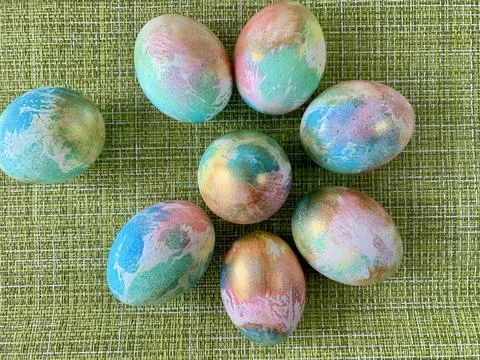 Eight beautifully decorated Easter eggs featuring pastel and metallic colors are Foto stock